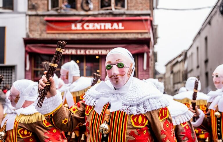 2024 LE GOBELET JETABLE MIS EN BIERE dans les carnavals wallons